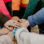 Groupe de mains jointes, symbole de soutien et d'accompagnement